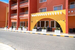 Vista frontal de la propiedad