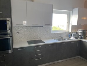 Kühlschrank, Mikrowelle, Ofen, Geschirrspüler