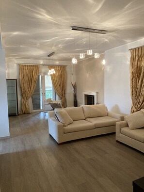 Smart-TV, Kamin, Videospiele, Arbeitsbereiche