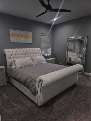 4 habitaciones, tabla de planchar con plancha, wifi y ropa de cama 