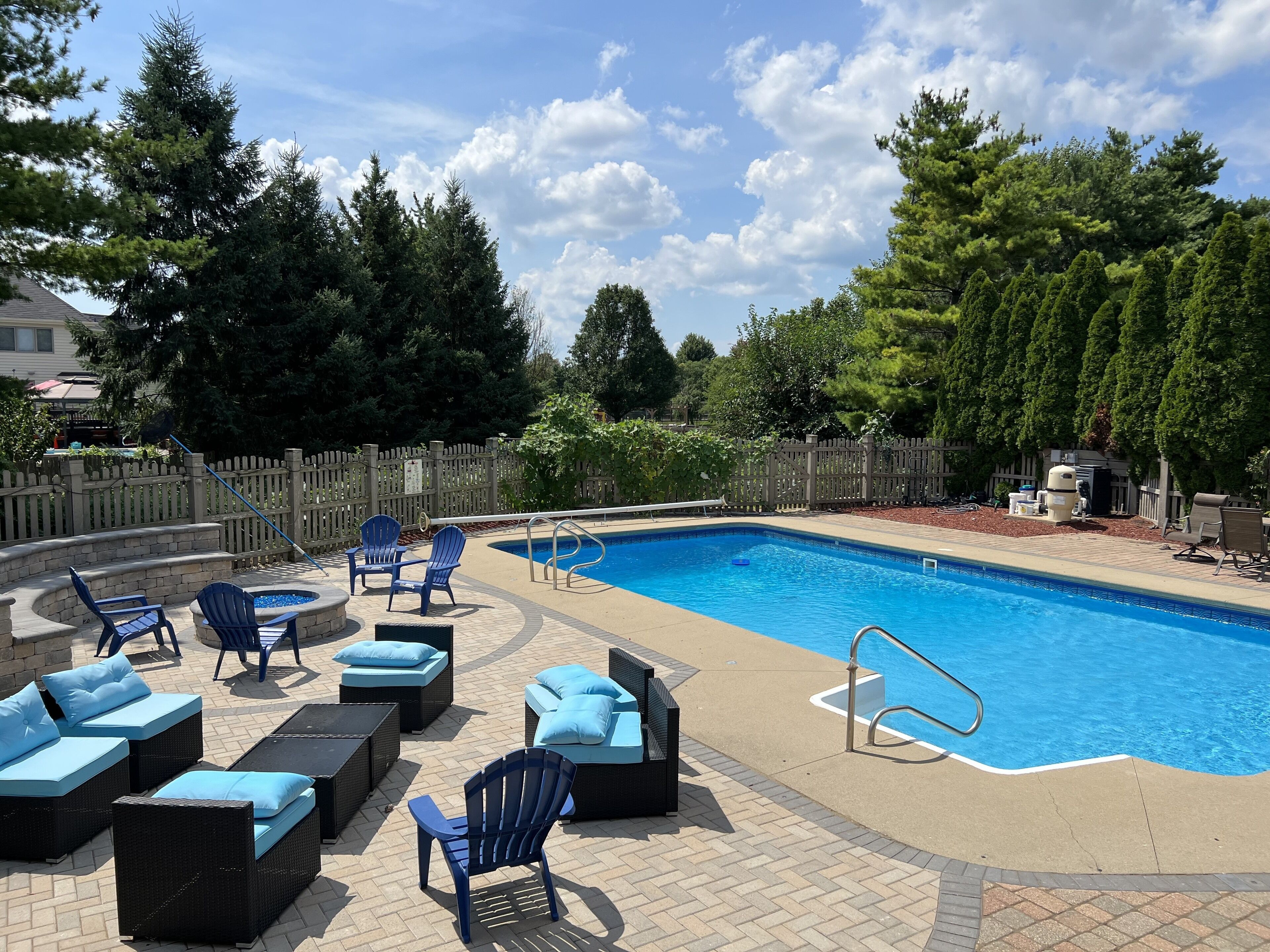 Mansion with Pool, theater, game room in a golf community!