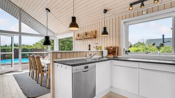 Køleskab, kogeplade, opvaskemaskine