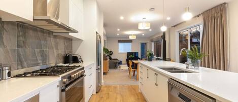 Frigorífic, microones, forn i placa de cuina