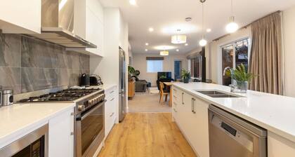 Duff's Cottage-fabulous location-comfort +style