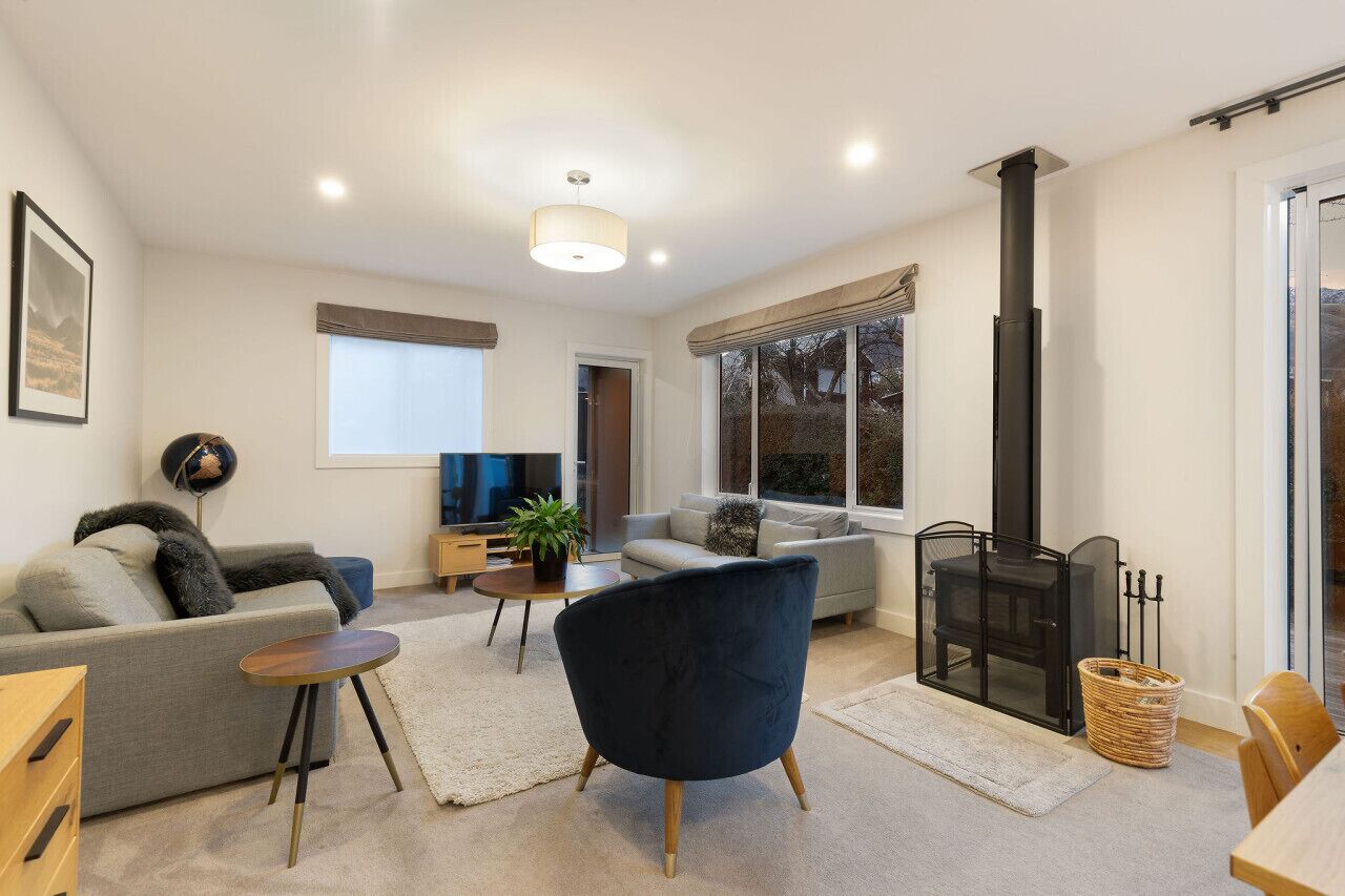 Smart TV, fireplace, books, stereo