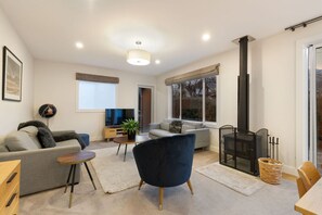 Smart-TV, Kamin, Bücher, Stereoanlage