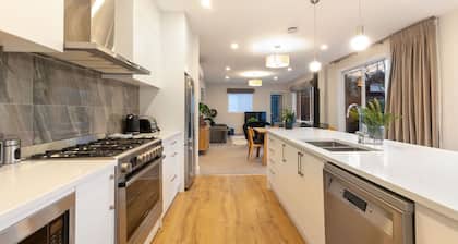 Duff's Cottage-fabulous location-comfort +style