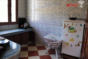 Kühlschrank, Esstisch, Kücheninsel