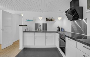 Frigorifero, forno, piano cottura, lavastoviglie