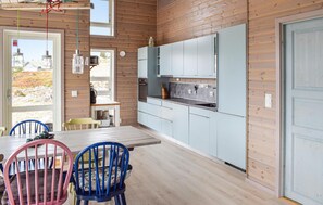 Kjøleskap, ovn, kokeplater og oppvaskmaskin