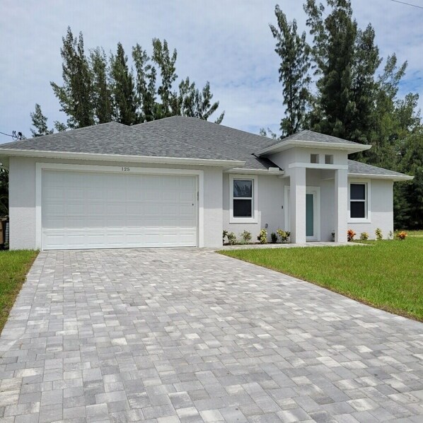 Exterior - Gorgeous build on fresh water canal - very private-heated pool (Cape Coral)