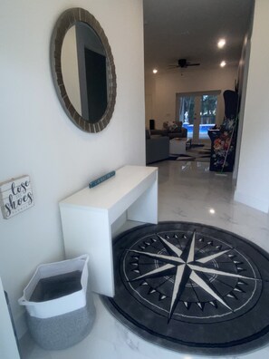 Lobby - Gorgeous build on fresh water canal - very private-heated pool (Cape Coral)