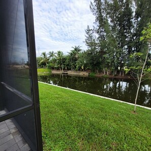 Property grounds - Gorgeous build on fresh water canal - very private-heated pool (Cape Coral)