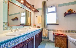 Ensemble douche/baignoire, sèche-cheveux