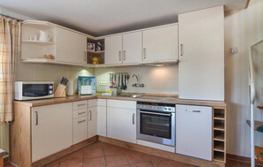 Kühlschrank, Herdplatte, Wasserkocher mit Kaffee-/Teezubehör