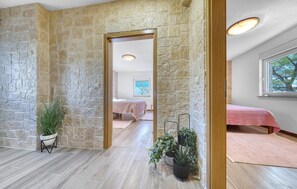 2 عدّة غرف نوم ومكواة/لوح كي وسرير سفر وواي فاي مجانًا