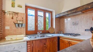 Frigorifero, piano cottura, macchina per tè/caffè