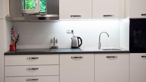 コーヒー / ティーメーカー、冷蔵庫、電子レンジ、コンロ