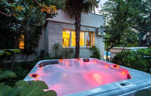 Tina de hidromasaje al aire libre