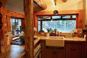 Fridge, oven, stovetop, dishwasher - Chic luxurious Log cabin minutes from Jackson Hole ski resort and GTNP (Wilson)
