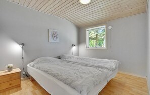 4 bedrooms, travel cot, WiFi