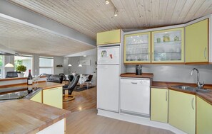 Réfrigérateur, micro-ondes, plaque de cuisson, lave-vaisselle