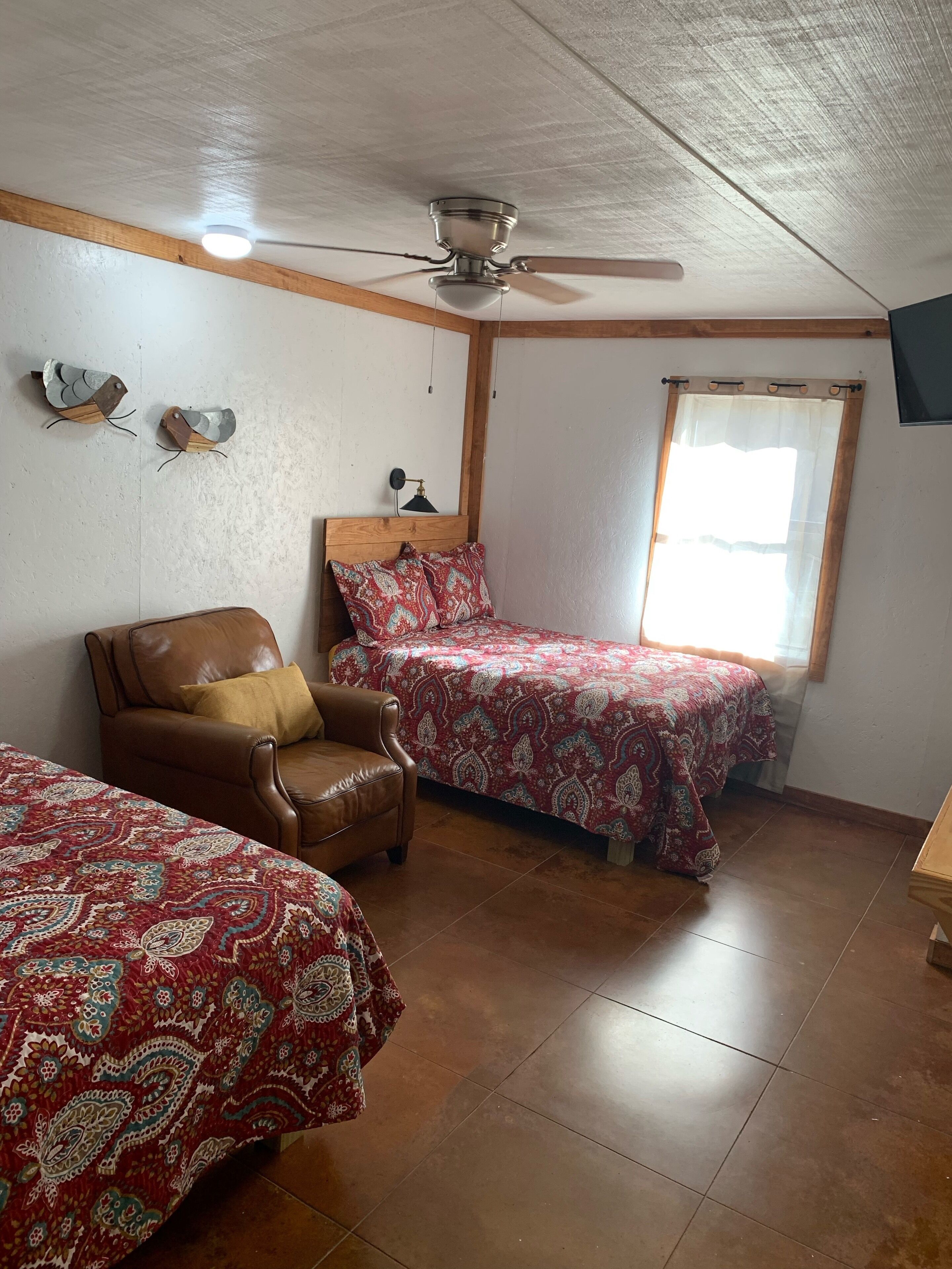 Hummingbird Cabin, located down Riverroad close to local shops and restaurants!