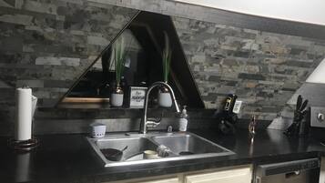 Frigorifero, microonde, forno, piano cottura