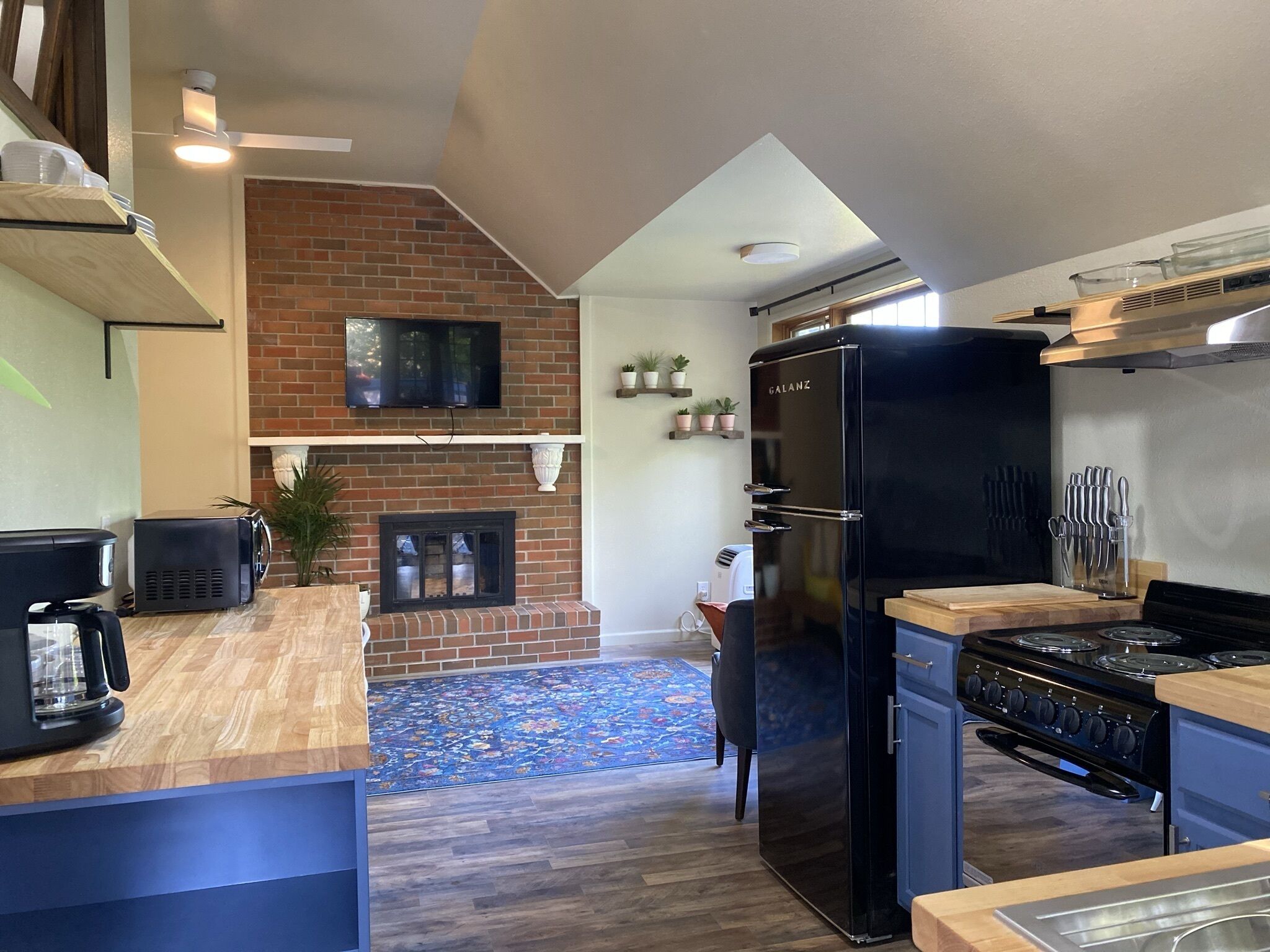 Located within walking distance to historic downtown 3rd Street 