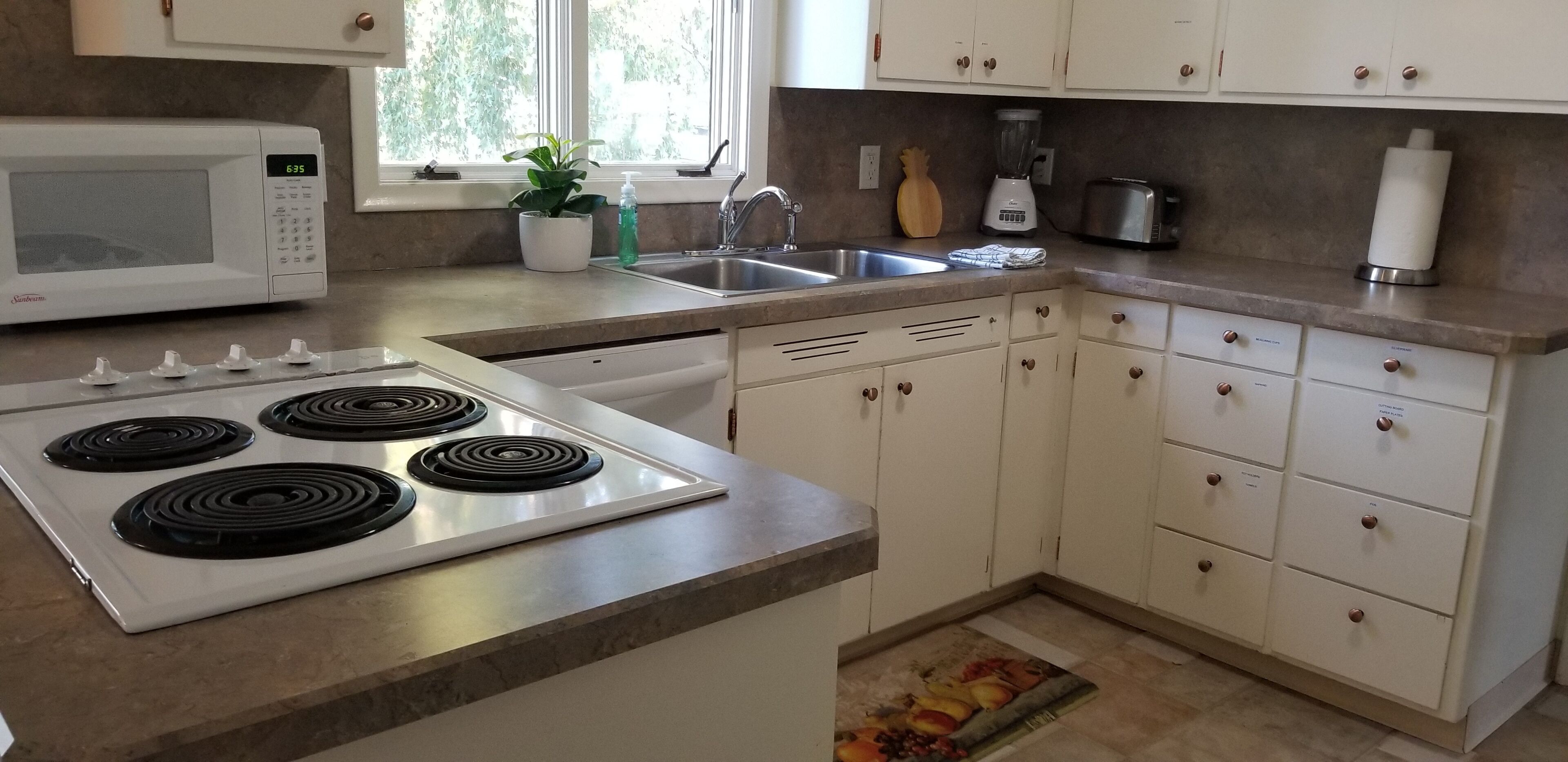 Køleskab, mikrobølgeovn, ovn, kogeplade