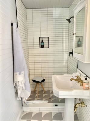 Combined shower/tub, hair dryer, towels, soap