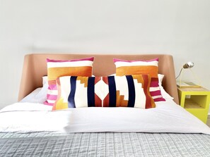 3 bedrooms, desk, WiFi, bed sheets