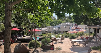 Adorable 4 Bedroom Guest House wPool + Jacuzzi