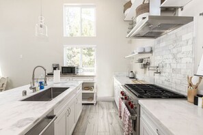 Micro-ondes, four, plaque de cuisson, lave-vaisselle