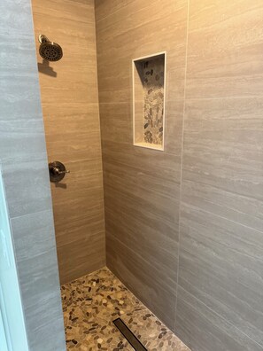 Dusche, Haartrockner, Handtücher, Toilettenpapier