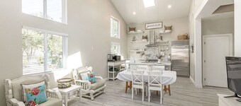 Adorable 4 Bedroom Guest House wPool + Jacuzzi