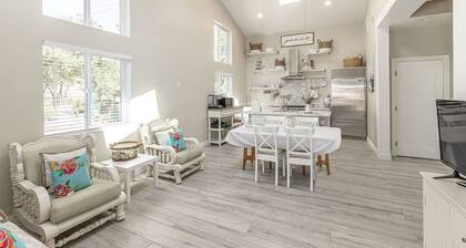 Adorable 4 Bedroom Guest House wPool + Jacuzzi