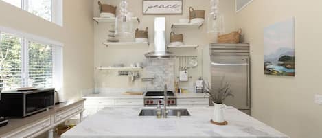 Microonde, forno, piano cottura, lavastoviglie