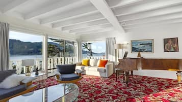 ์ปดํฌํธ ํ์ฐ์ค, ์นจ์ค 3๊ฐ | ๊ฑฐ์ค ๊ณต๊ฐ | ํ๋ฉด TV