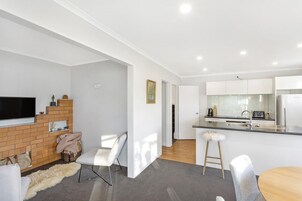 Un apartamento moderno con sala de estar, cocina y comedor.