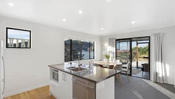 Casa conforto, 3 quartos | Cozinha privada | Geladeira, micro-ondas, cooktop, chaleira elétrica