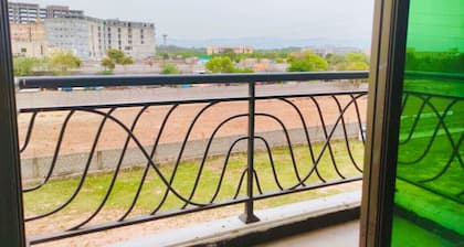FAMILY Apt 2BHK Parking Netflix WiFi UhdTv Kitchen