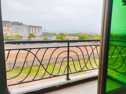 FAMILY Apt 2BHK Parking Netflix WiFi UhdTv Kitchen