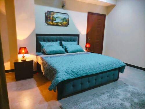 FAMILY Apt 2BHK Parking Netflix WiFi UhdTv Kitchen