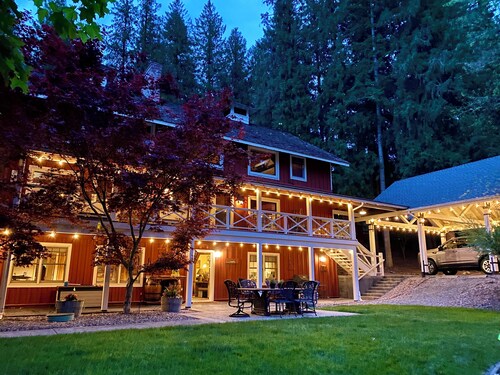 One of a kind gem- 2 rental units on 1.2 lakefront acres ideal for 2 families 