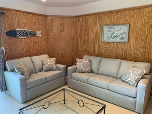 TV connectée, cheminée, baby-foot, livres