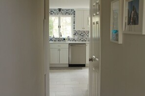 Fridge, microwave, oven, stovetop - Fantastically located Chatham house - DISCOUNTED - New patio, refurbished (Chatham)