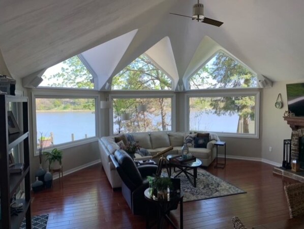 Living area - Solheim Cup House Rental On the Maumee River (Toledo)