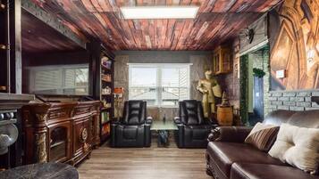 Una Smart TV, videojuegos, libros, una biblioteca de música