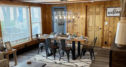 ⭐️ Charming Lakefront Home! ⭐️
